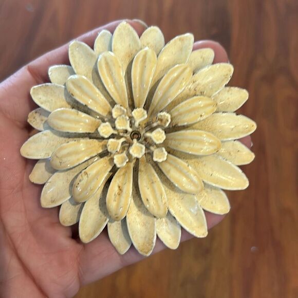 2 vintage flower large pins blue cream Daisy pin brooch - Picture 3 of 5